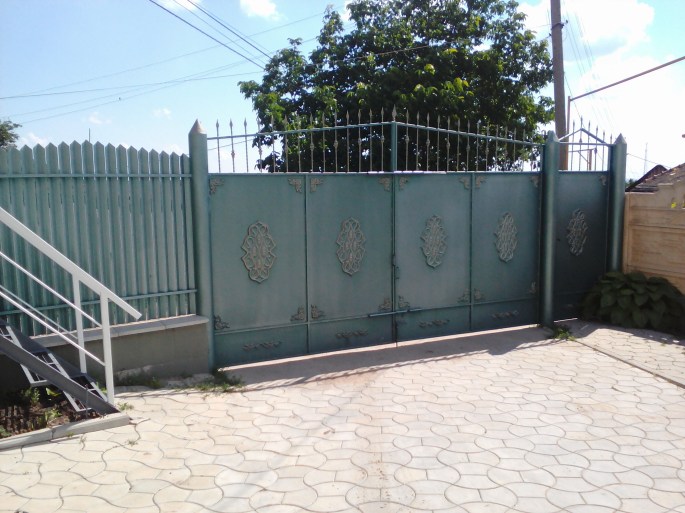 Our large gate and driveway