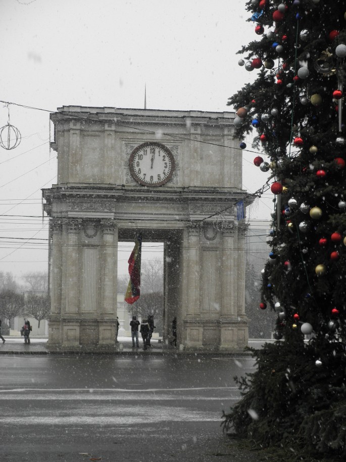 The Arc de Triomf and the beginning of Christmas decorations, Chisinau